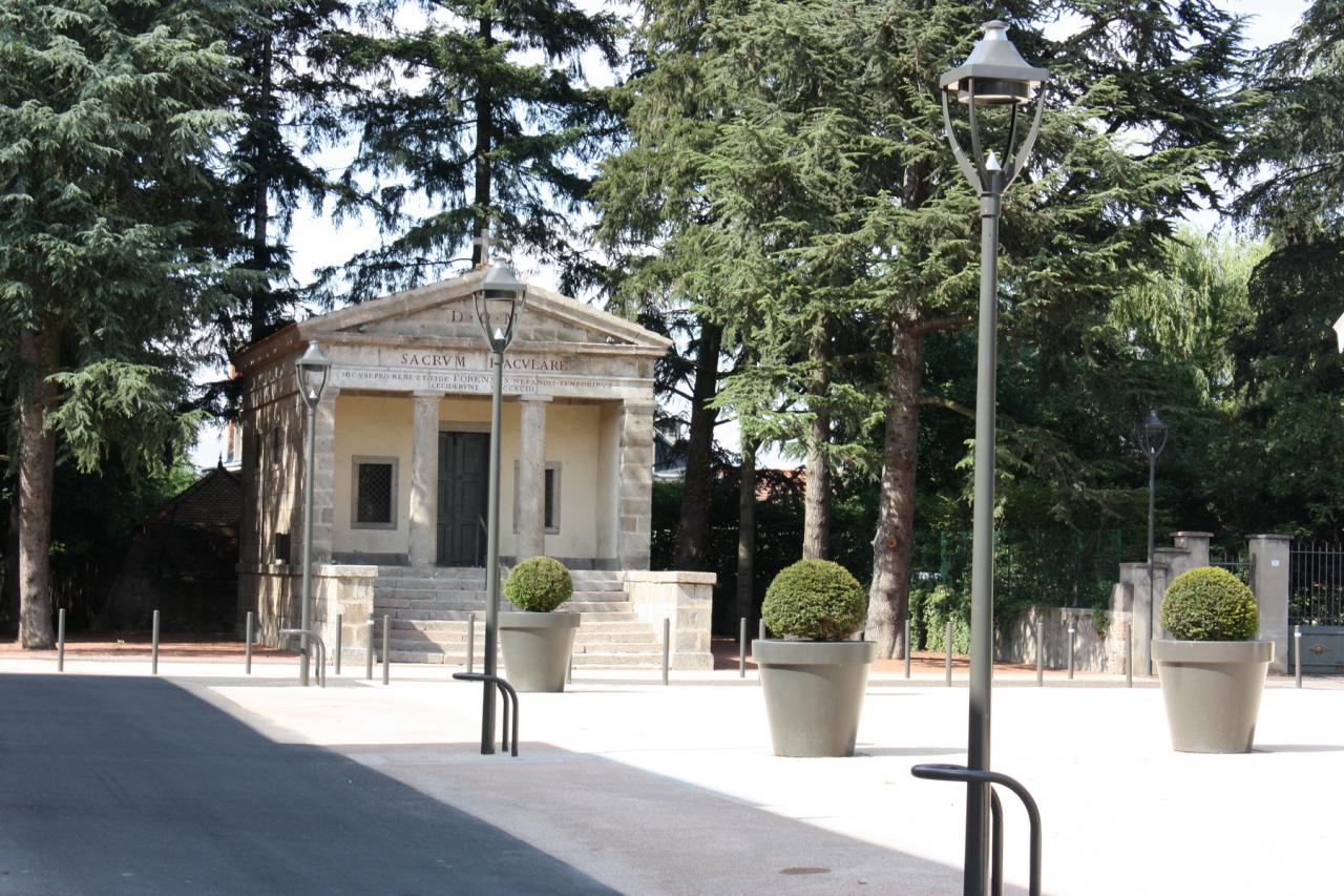 Monument aux morts et Chapelle