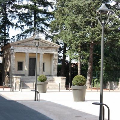 Monument aux morts et Chapelle